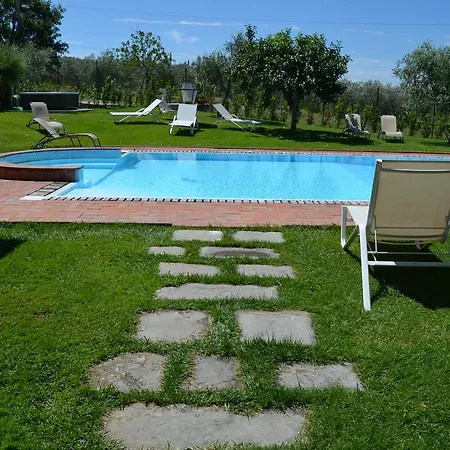 Il Borgo Dell'ulivo 3* טרווי